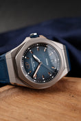Bild in Galerie-Betrachter laden, Girard Perregaux Laureato Absolute Ti 230 81070-21-002-FB6A - Detail view 5
