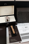 Carica l'immagine nel visualizzatore della galleria, Patek Philippe Worldtimer Chrono 5935A-001 - Papiere und oder Lieferumfang
