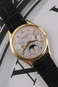 Carica l'immagine nel visualizzatore della galleria, Patek Philippe Perpetual Calendar 3940J - Detailansicht 1
