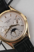 Carica l'immagine nel visualizzatore della galleria, Patek Philippe Perpetual Calendar 3940J - Detailansicht 2
