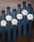 Charger l'image dans la visionneuse de la galerie, Navy Saffiano Signature Strap Uhrenarmband Blau Schnellwechselsystem DELUGS
