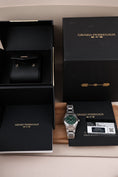 Load image into Gallery viewer, Girard Perregaux Laureato 81010-11-3153-1CM Box + og. Papiere Green Dial, New
