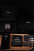 Charger l'image dans la visionneuse de la galerie, Tudor Black Bay Bronze 79250BB Box + og. Papiere Bucherer Edition Blue
