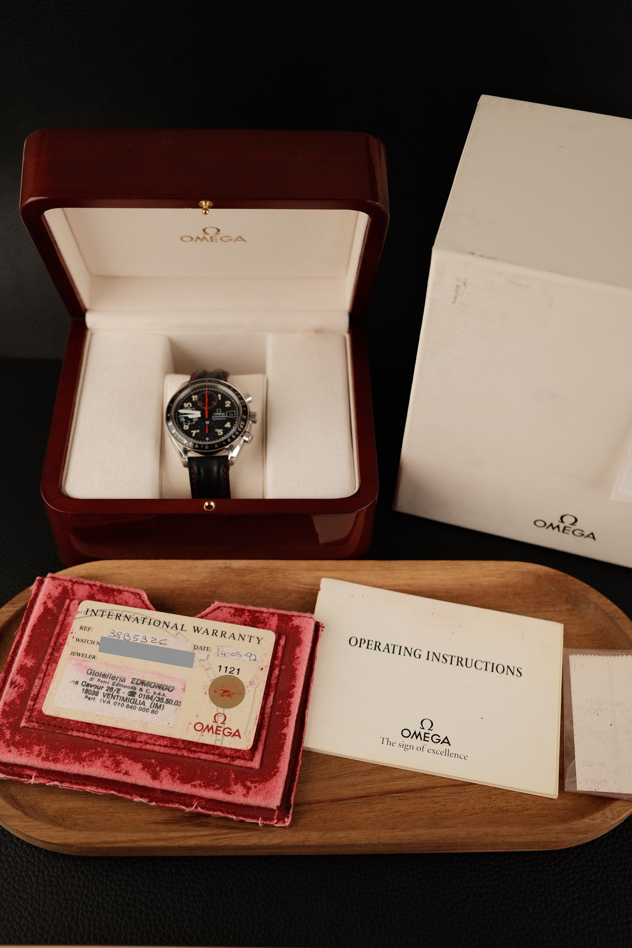 Omega Speedmaster Date 38135326 Box + og. Papiere Japan Edition