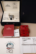 Bild in Galerie-Betrachter laden, Omega Speedmaster 31032425002001 Box + og. Papiere 'Silver Snoopy Award' 50th Anniversary
