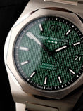 Load image into Gallery viewer, Girard Perregaux Laureato 81010-11-3153-1CM Box + og. Papiere Green Dial, New
