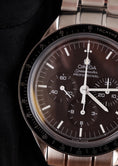 Cargar la imagen en la vista de la galería, Omega Speedmaster Professional Moonwatch  31130423013001 Box + og. Papiere braunes Zifferblatt
