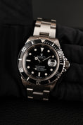 Carica l'immagine nel visualizzatore della galleria, Rolex Submariner Date  16610 Box + og. Papiere 16610 T D-Serial 2005
