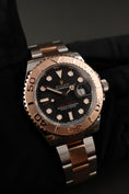 Bild in Galerie-Betrachter laden, Rolex Yacht-Master 40 126621  Box + og. Papiere Black Dial, S/RG
