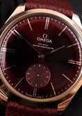 Bild in Galerie-Betrachter laden, Omega De Ville Trésor 435.53.40.21.11.002 Box + og. Papiere Red Dial 18k Sedna Gold Rose Co-Axial Chronometer 40mm, 99% New
