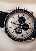 Bild in Galerie-Betrachter laden, Omega Speedmaster 31032425002001 Box + og. Papiere 'Silver Snoopy Award' 50th Anniversary
