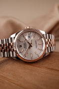 Load image into Gallery viewer, Rolex Datejust 36 Rose Steel 126231 Box + og. Papiere Silver Motif Dial
