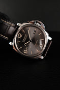 Cargar la imagen en la vista de la galería, Panerai Luminor Due PAM00943 Box + og. Papiere LC DE
