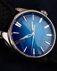 Bild in Galerie-Betrachter laden, H.Moser & Cie Pioneer Centre Seconds 3200-1217 Box + og. Papiere Arctic Blue, German Delivered
