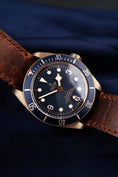 Charger l'image dans la visionneuse de la galerie, Tudor Black Bay Bronze 79250BB Box + og. Papiere Bucherer Edition Blue
