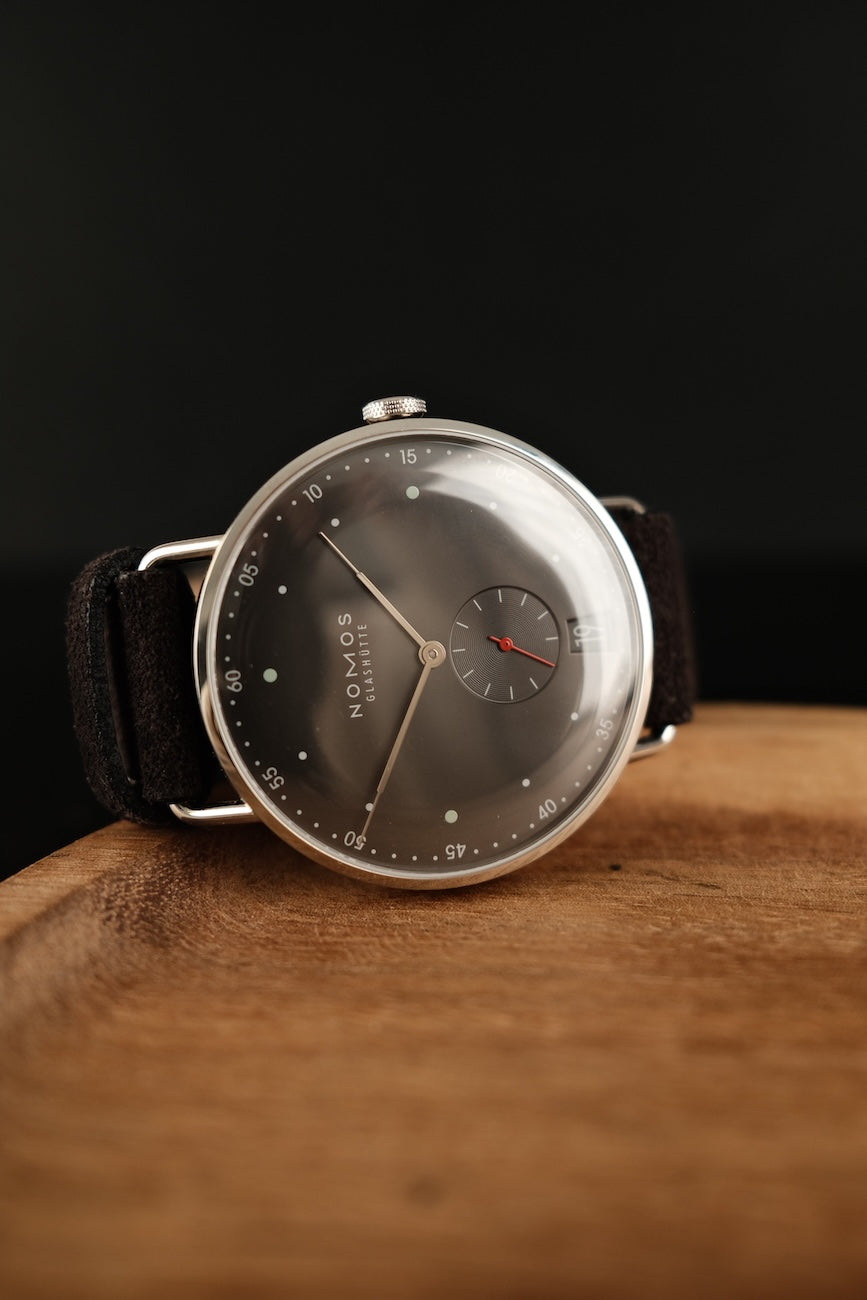 Nomos Metro 38 Datum 1103 Box + og. Papiere Stadtschwarz Glasboden + Nomos Lederstrap