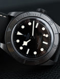 Cargar la imagen en la vista de la galería, Tudor Black Bay Keramik 79210CNU Box + og. Papiere
