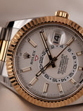 Bild in Galerie-Betrachter laden, Rolex Sky-Dweller 326933 Box + og. Papiere S/G, White Dial, LC100
