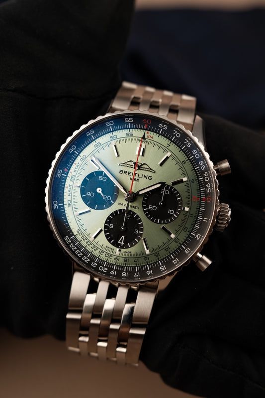 Breitling Navitimer 1 B01 Chronograph 43 AB0138241L1P1 Box + og. Papiere Green Dial, First Buyer's Invoice, German Delivered